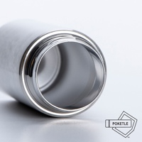 銀色不鏽鋼材質的口袋保溫杯，特寫杯口內部，呈現金屬光澤和螺紋細節。