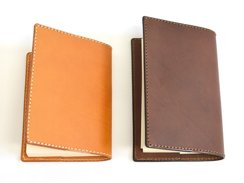 左側が「S」、右側が「M」です。
Sは文庫本サイズ、Mは新書サイズになります。
(※一部、本のサイズによっては、収納出来ないモノもございますので、ページ下部の内寸スペックを参考にして下さい)
