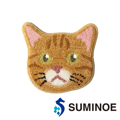 SUMINOE NEKOKAO 貓咪造型椅墊，呈現橘色虎斑貓臉部的毛絨設計，具有立體的粉色耳朵、綠色眼睛與白色吻部細節，下方標有 SUMINOE 品牌標誌。