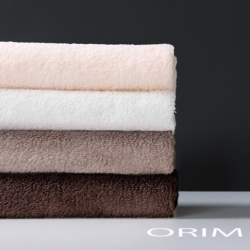 一疊四條 BULKY PRO 今治沙龍浴巾，由上至下顏色分別為淺粉、純白、淺棕和深棕。浴巾質地柔軟，紋理清晰。