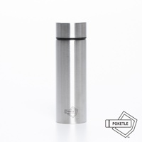一個銀色拉絲不鏽鋼材質的長條形保溫杯，帶有黑色密封圈和銀色瓶蓋。杯身上印有「POKETLE」的菱形標誌。