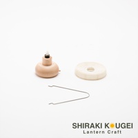 木製燈座搭配一個白色紙質燈籠捲，以及一個金屬支架，整體為無印風格。