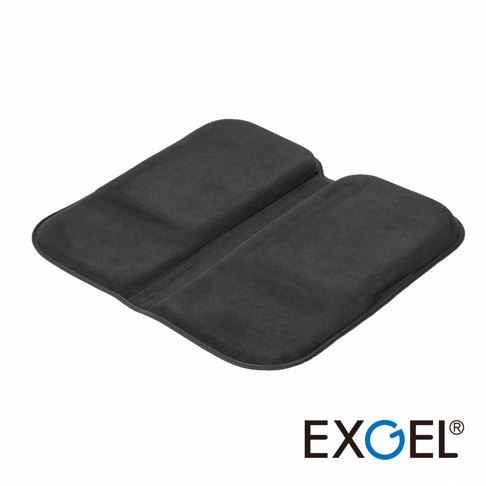 黑色 EXGEL 行動折疊坐墊 L，材質柔軟，表面有細小顆粒紋路，可對折收納。