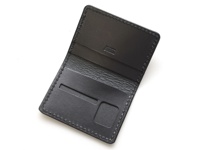 黑色皮革雙折證件夾，手工縫線，內有證件槽與卡槽，展現皮革紋理，簡約設計。