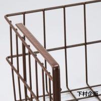 咖啡色鐵網廚櫃收納掛籃，網格結構，帶有圓潤的咖啡色邊緣把手。