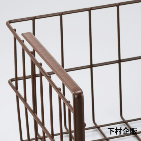 咖啡色鐵網廚櫃收納掛籃，網格結構，帶有圓潤的咖啡色邊緣把手。