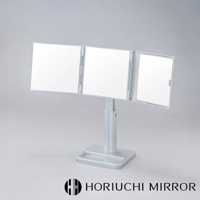 銀色金屬材質的桌上型三折化妝鏡，具有可調節高度的支架和方形底座，三面鏡面可依需求調整角度，方便全方位檢視。