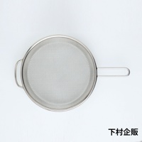 一個淺型的圓形不鏽鋼濾網，帶有兩個金屬提把，網面細密，呈現銀色金屬光澤。