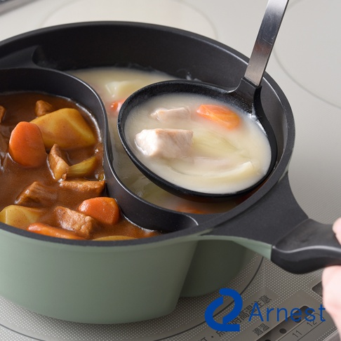Arnest 雙鍋料理鍋，一邊是日式咖哩，另一邊是奶油燉菜，用湯勺舀起燉菜。