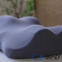 AS 快眠止鼾枕三代，灰色布料，具有人體工學曲線設計，可支撐頭部與頸部。