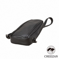 JETTER 隨身側背包 CJTE-021，黑色荔枝紋皮革材質，造型簡約，附有可調節背帶與金屬拉鍊。