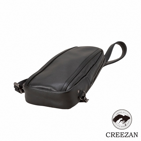 JETTER 隨身側背包 CJTE-021，黑色荔枝紋皮革材質，造型簡約，附有可調節背帶與金屬拉鍊。