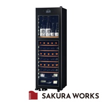 LX95 雙溫酒櫃，黑色外觀，設有玻璃門，可見內部擺放的酒瓶。酒櫃上方有顯示螢幕，內部有多層木製層架，可容納多瓶酒。