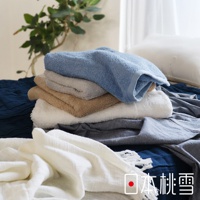 堆疊的飯店方巾，顏色包含淺藍、淺灰、卡其、白色和深灰，材質為柔軟的毛巾布。