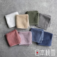 平鋪的日本桃雪飯店迷你手帕，展示了白色、米色、綠色、灰色、粉色和兩種藍色，背景是灰色水泥紋理。