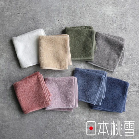 平鋪的日本桃雪飯店迷你手帕，展示了白色、米色、綠色、灰色、粉色和兩種藍色，背景是灰色水泥紋理。