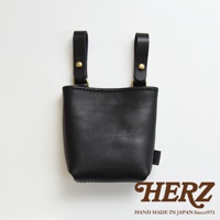 黑色職人手作皮革多用途工作用腰袋，設有兩個皮革掛帶，以銅扣固定。