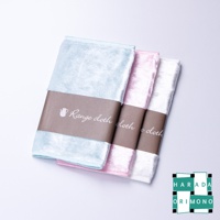 淺藍、粉紅、白色三色廚房抹布，絨毛材質，以牛皮紙帶綑綁，紙帶上印有「Range cloth」字樣及茶壺圖案。