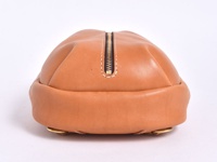 棕色皮革立體運動斜背包，頂部有拉鍊開合，兩側有金色金屬環。