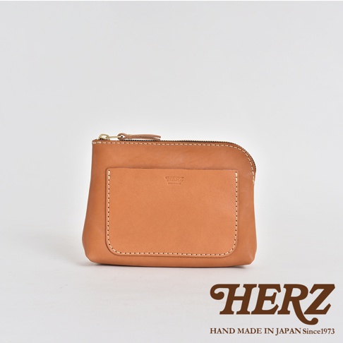 職人手作皮革小物收納包 KF-114 S，淺棕色，以天然皮革製成，正面有一個方形貼袋，並以縫線裝飾，頂部有拉鍊開合。