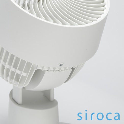 SF-A1610 3D氣流循環扇，白色塑膠機身，帶有螺旋狀扇葉和格柵式外罩，底部有可調節角度的支架。