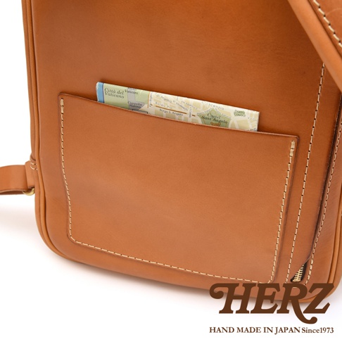 棕色皮革後背包，設有一個外部插袋，內含一張摺疊地圖，地圖上標示「Città del Vaticano」與「Castel Sant'Angelo」。包包車縫線清晰，材質為皮革。