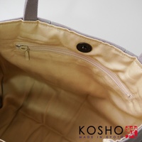 京都職人手作ougi棉帆布兩用扇形托特包，灰色帆布外層，淡黃色內襯，內有拉鍊暗袋，磁扣開合。