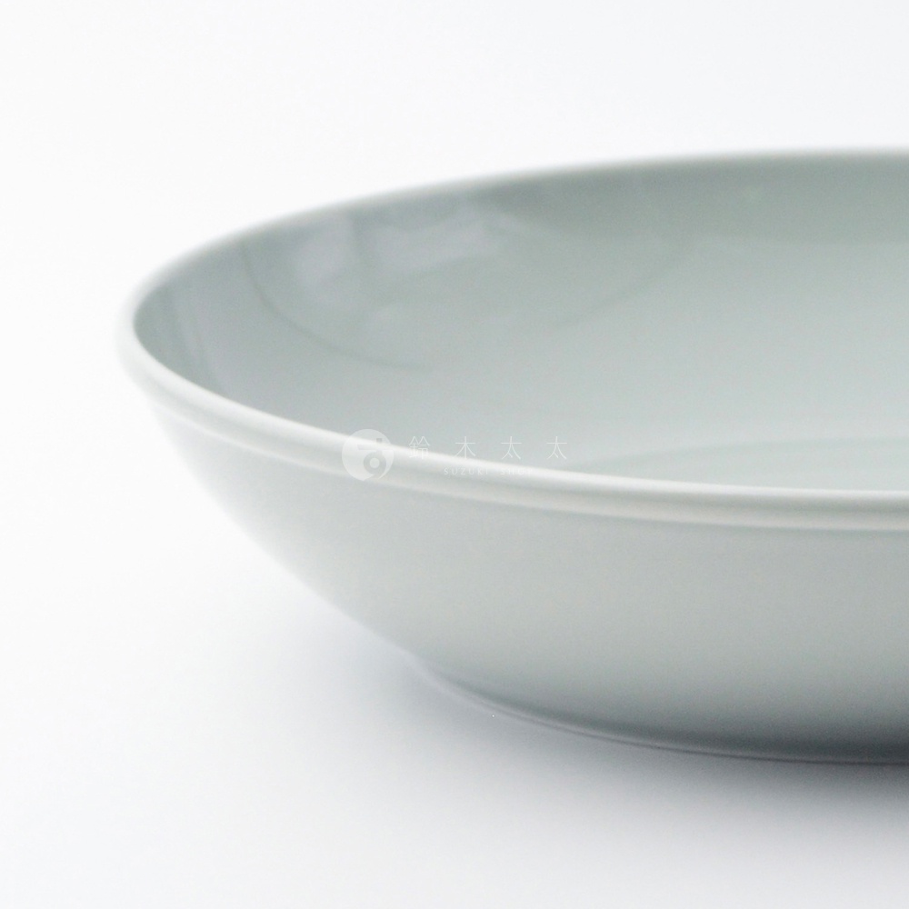 波佐見燒 Common 陶瓷料理深碗，21公分，淺灰色，圓潤的碗身，邊緣有微微的凸起。