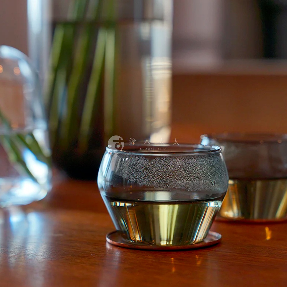 LAGOM 清透復古圓潤玻璃杯，S尺寸，透明玻璃材質，帶有金色底座，杯壁有水珠凝結。