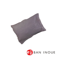 一灰色雙層棉織親膚枕套，材質柔軟，帶有輕微皺褶紋理。