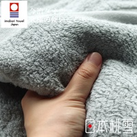 細膩柔軟的淺灰色今治匹馬棉毛巾，觸感蓬鬆，質地厚實，展現優良的吸水性。