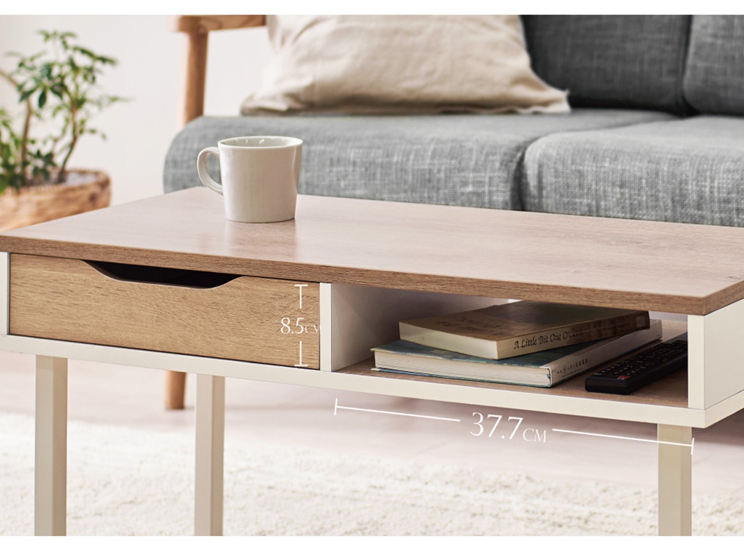 木質茶几，桌面為淺木紋色，搭配白色櫃體與淺木紋色抽屜，設有開放式層架，可放置書籍和遙控器，具現代簡約風格。