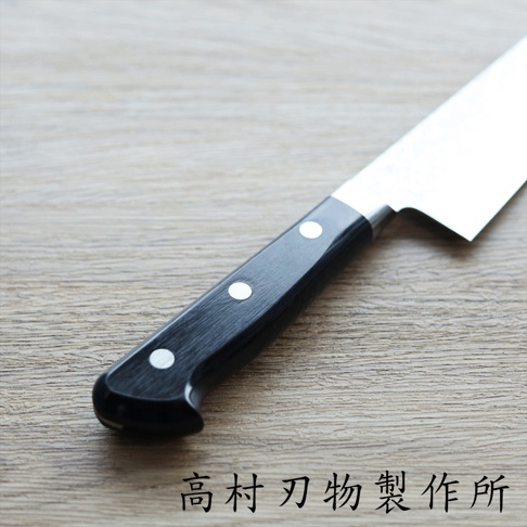 VG10不鏽鋼鎚目牛刀，黑色握柄，帶有三個鉚釘，刀刃部分呈現銀色金屬光澤，置於木紋背景上。