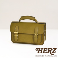 職人手作皮革雙扣兩用迷你肩背包，橄欖綠色，以其經典的雙扣設計和堅固的皮革材質呈現，質感溫潤，適合日常搭配。