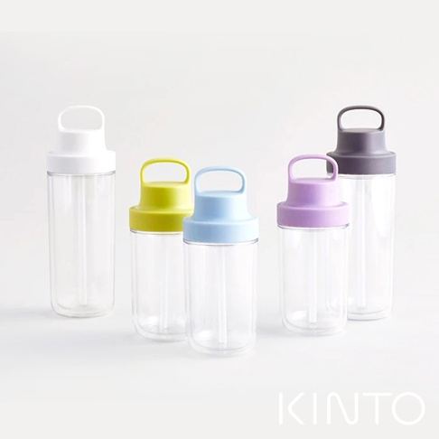 五個 TO GO BOTTLE 雙層隨手瓶，皆為透明塑膠瓶身，配有不同顏色的提把式瓶蓋：白色、黃綠色、淺藍色、淺紫色及深灰色。