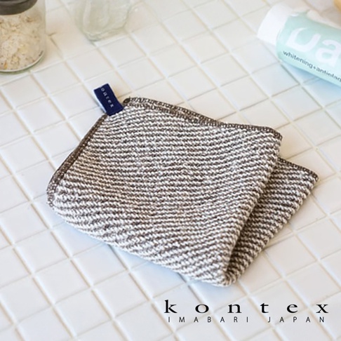 SWELL 質感波浪鬆餅紋方巾，採用咖啡色與白色交織的織紋，質地柔軟，帶有品牌標誌的小藍標。