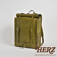 橄欖綠皮革後背包，帶有捲口設計、兩個前方皮帶扣和一個菱形壓紋。