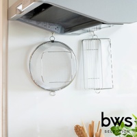 不鏽鋼圓形網狀瀝水籃，帶有方形內籃，掛在廚房牆壁上，旁邊還有一個類似的不鏽鋼架。