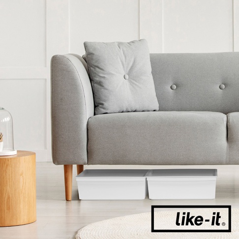 兩個白色寬型整理收納盒蓋，平放在地板上，置於灰色沙發下方。