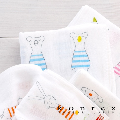 白色二層紗嬰兒毯，上面印有可愛動物圖案，包括穿著藍色條紋衣服的熊、穿著粉色條紋衣服的動物，以及戴著橘色條紋圍巾的兔子和狗。