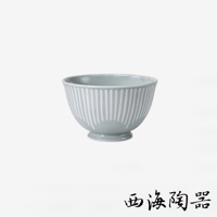 淺藍色陶瓷飯碗，碗身有垂直條紋設計，底部有圓形底座。