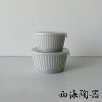 兩個淺灰色陶瓷微波小碗，帶有白色蓋子，碗身帶有垂直凹槽紋理，疊放於淺灰色背景上。
