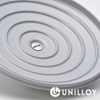 銀色琺瑯鑄鐵鍋鍋蓋，表面有同心圓紋路，中央有一個銀色螺絲。