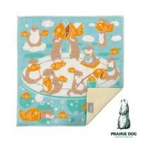 一群可愛的水獺在藍天白雲下圍繞著金黃色的鯛魚燒，有的抱著鯛魚燒，有的在釣魚，有的則享受著美食。