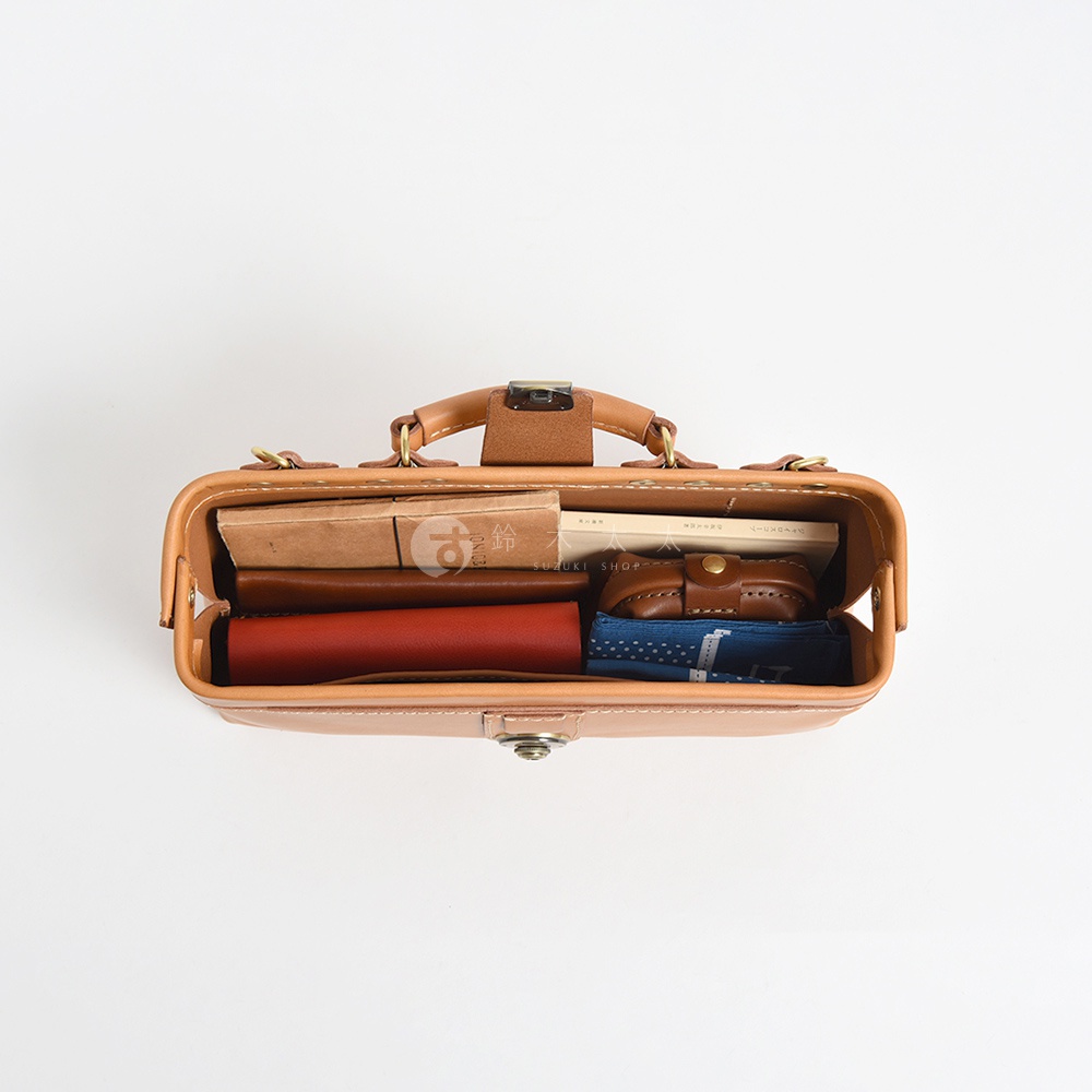 日本HERZ職人手作皮革橫長形杜勒斯單肩包，展示內部物品，包括書籍、錢包和藍色印花方巾。