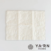 米白色廚房拭巾，表面有縫製的圓形圖案，邊緣有細緻的滾邊，材質為脫脂棉混紗。