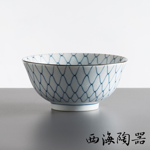 白色陶瓷粥碗，碗身繪有藍色網狀紋路，碗口邊緣有一圈細緻的金線，底部有白色圓形底座。