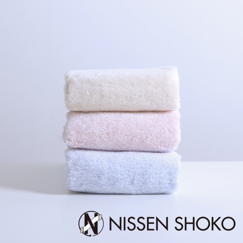 re hada 花粉對策低摩擦護膚長毛巾，堆疊展示，顏色為米白、淡粉紅及淺藍色，毛巾質地柔軟蓬鬆。