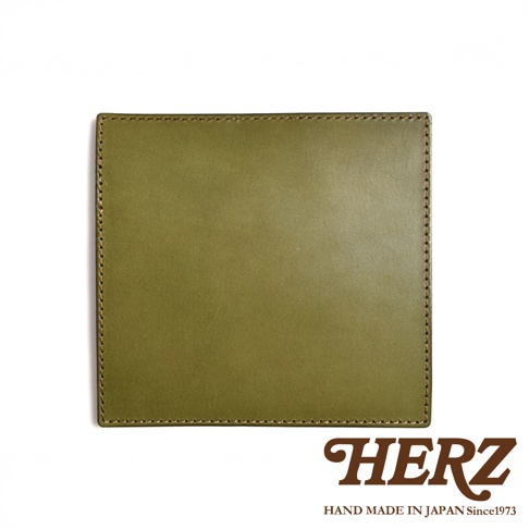 橄欖綠皮革製成的輕便記事本書套，邊緣以米白色縫線裝飾，呈現簡約質感。