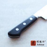 鉬釩不鏽鋼三德刀，黑色握柄，帶有三個白色鉚釘，刀柄末端有銀色飾條。